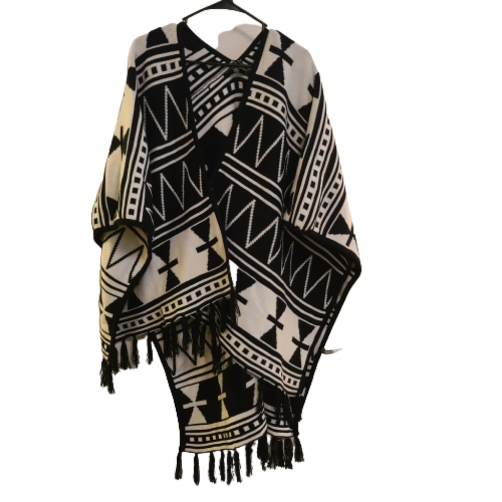 Kensie Aztec/Tribal Print Cape